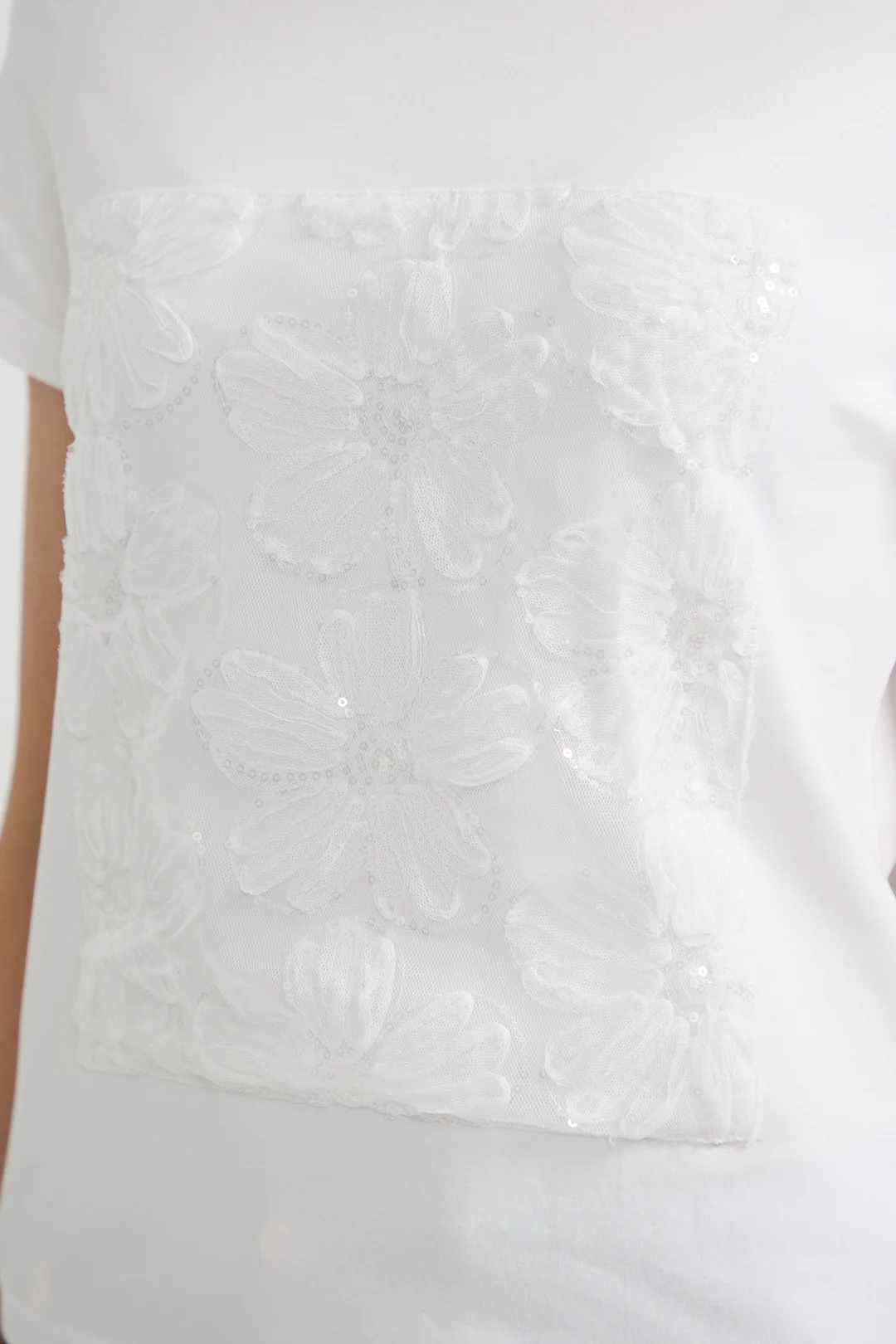 FLOWER APPLIQUE TEE WHITE - Image 5